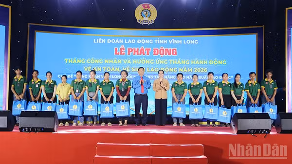 Công nhân, người lao động dân tộc Khmer khó khăn tỉnh Vĩnh Long được trao quà tại buổi lễ phát động Tháng Công nhân năm 2026.