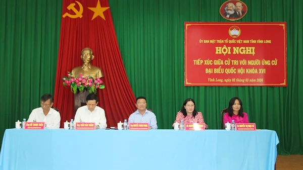 Các ứng cử viên đại biểu Quốc hội, khóa XVI, đơn vị bầu cử số 1, tỉnh Vĩnh Long tiếp xúc cử tri.