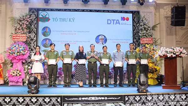Các thành viên Ban điều hành, Tổ Thư ký Câu lạc bộ niềm tin số tỉnh Vĩnh Long ra mắt tại sự kiện. (Ảnh: Minh Khởi)