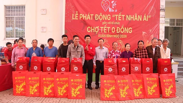 Hộ nghèo, cận nghèo xã An Trường, tỉnh Vĩnh Long được trao quà Tết.