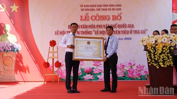 Lãnh đạo Sở Văn hóa, Thể thao và Du lịch tỉnh nhận quyết định chứng nhận “Lễ hội Nguyên Tiêu ở Trà Cú” là di sản văn hóa phi vật thể quốc gia.