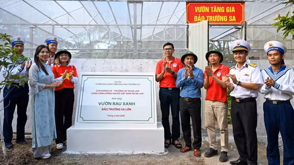 Vườn rau xanh có mái che do Câu lạc bộ Hoàng Sa-Trường Sa tại Ba Lan cùng cộng đồng người Việt Nam tại Ba Lan quyên góp trao tặng quần đảo Trường Sa và Nhà giàn DK1. (Ảnh: LINH KHÁNH)
