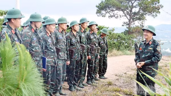 Trung tướng Đỗ Minh Xương, Giám đốc Học viện Lục quân kiểm tra công tác diễn tập thực địa của Học viện.
