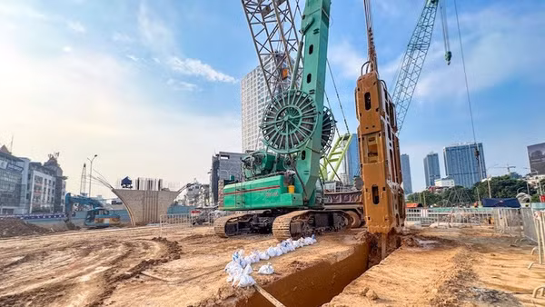 Liên danh nhà thầu EPC vừa triển khai thi công tấm tường vây đầu tiên tại Ga S3 (Ga Vành đai 1) thuộc Dự án tuyến đường sắt đô thị số 5, Văn Cao-Hòa Lạc.