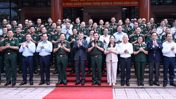 Thủ tướng Lê Minh Hưng với các đại biểu tham dự Hội nghị.