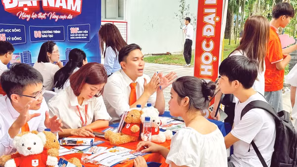 Sinh viên quan tâm thông tin tuyển sinh tại gian tư vấn Trường đại học Đại Nam. (Ảnh: QUỲNH NGUYỄN)