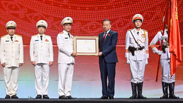 Tổng Bí thư, Chủ tịch nước Tô Lâm trao Huân chương Sao Vàng tặng lực lượng An ninh nhân dân. (Ảnh: Duy Linh)