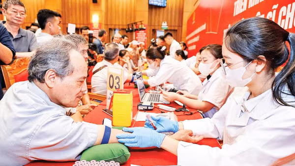 Bộ Công an thu nhận mẫu sinh phẩm ADN thân nhân liệt sĩ chưa xác định thông tin. (Ảnh: THÀNH ĐẠT)