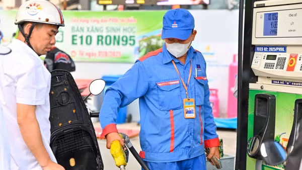 Người dân trên địa bàn Hà Nội mua xăng E10.