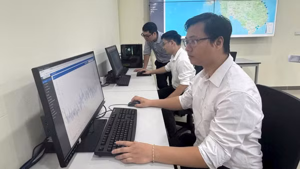 Cán bộ Viện Khoa học và Kỹ thuật hạt nhân vận hành mạng lưới quan trắc và cảnh báo sớm phóng xạ môi trường do EU tài trợ,
