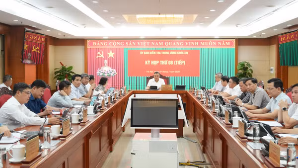 Đồng chí Trần Sỹ Thanh, Ủy viên Bộ Chính trị, Bí thư Trung ương Đảng, Chủ nhiệm Ủy ban Kiểm tra Trung ương chủ trì Kỳ họp thứ 8. (Ảnh: MINH NGỌC)