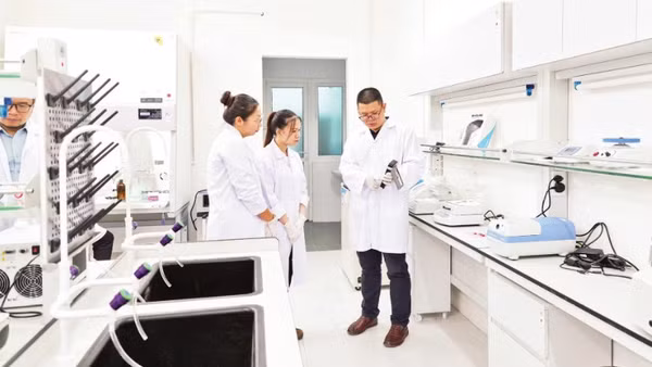 Trao đổi trong hoạt động nghiên cứu, thực hành của cán bộ, sinh viên Đại học Quốc gia Hà Nội. (Ảnh: DIỆP NGỌC)