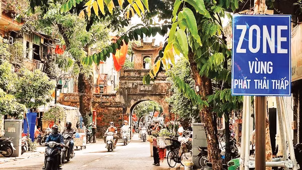 Vùng phát thải thấp tại khu vực phố Ô Quan Chưởng, một trong những điểm cửa ngõ vào khu phố cổ Hà Nội. (Ảnh: PHẠM TUẤN ANH)