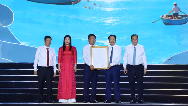 Lãnh đạo Ủy ban nhân dân, Hội đồng nhân dân tỉnh Ninh Bình trao Quyết định đổi tên Khu du lịch Quất Lâm thành Khu du lịch Giao Ninh cho đại diện lãnh đạo xã Giao Ninh.