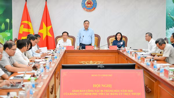 Đồng chí Phạm Gia Túc, Ủy viên Bộ Chính trị, Phó Bí thư Thường trực Đảng ủy, Phó Thủ tướng Thường trực Chính phủ phát biểu tại hội nghị. (Ảnh: Thế Đại)