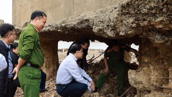 Cơ quan Cảnh sát điều tra Công an tỉnh Phú Thọ kiểm tra các trụ cầu Sông Lô.