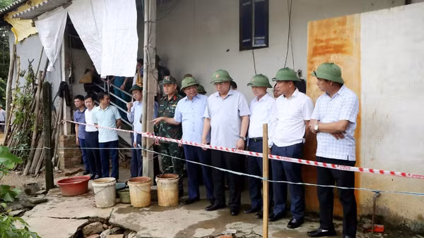 Chủ tịch Ủy ban nhân dân tỉnh Phú Thọ Trần Duy Đông kiểm tra thiệt hại do cơn bão số 10 gây ra tại một số địa phương trong tỉnh.