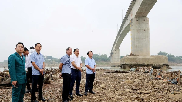 Phó Chủ tịch Ủy ban nhân dân tỉnh Phú Thọ Nguyễn Huy Ngọc kiểm tra thực trạng cầu Sông Lô.