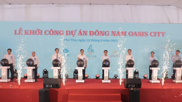 Các đồng chí lãnh đạo tỉnh Phú Thọ ấn nút khởi công xây dựng dự án khu đô thị mới Đông Nam Oasis City.