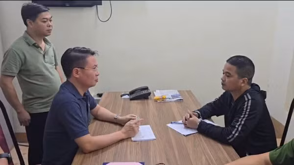 Thiếu tướng Nguyễn Minh Tuấn trực tiếp lấy lời khai đối tượng giết chết 3 người Vũ Phương Nhung.