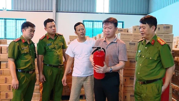 Thiếu tướng Nguyễn Minh Tuấn (cầm bình), Giám đốc Công an tỉnh Phú Thọ trực tiếp kiểm tra bình chữa cháy của Công ty Tomoken Việt Nam.