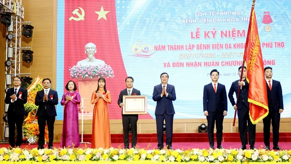 Lãnh đạo tỉnh Phú Thọ trao Huân chương Lao động hạng Ba cho Bệnh viện đa khoa tỉnh Phú Thọ.