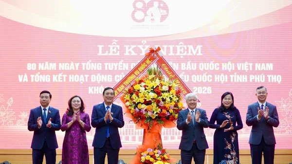 Đồng chí Đỗ Văn Chiến tặng hoa chúc mừng Đoàn Đại biểu Quốc hội tỉnh Phú Thọ.