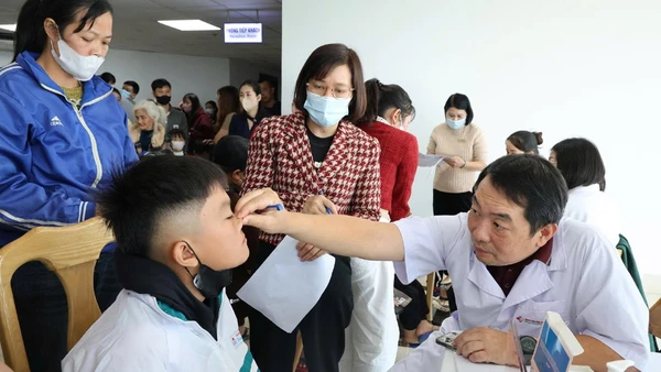 Nhiều trẻ khuyết tật đã được các y, bác sĩ tận tình thăm khám.