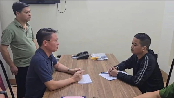 Thiếu tướng Nguyễn Minh Tuấn trực tiếp lấy lời khai đối tượng giết chết 3 người Vũ Phương Nhung.