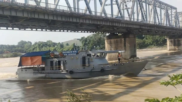 Lực lượng cảnh sát giao thông đường thủy tuần tra, kiểm soát không cho tàu thuyền lưu thông trên sông Lô.