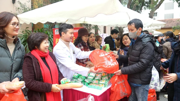 Phiên chợ 0 đồng tại chương trình “Xuân yêu thương, Tết sẻ chia”.