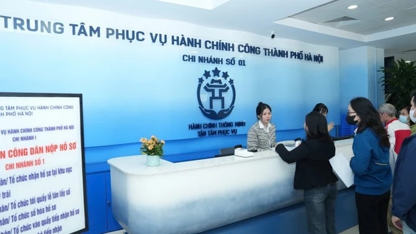 Người dân thực hiện thủ tục hành chính tại Trung tâm Phục vụ hành chính công thành phố Hà Nội.