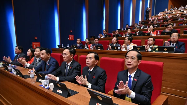 Các đại biểu dự phiên thảo luận ở hội trường chiều 21/1.