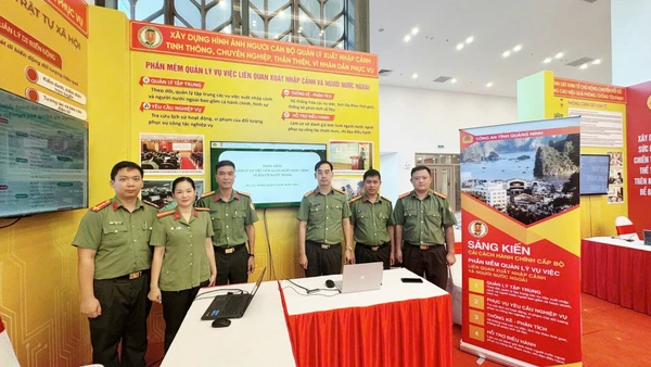 Trưng bày giới thiệu Phần mềm "Quản lý vụ việc liên quan xuất nhập cảnh và người nước ngoài” tại Hội nghị Chuyển đổi số lần thứ tư trong lực lượng Công an nhân dân.