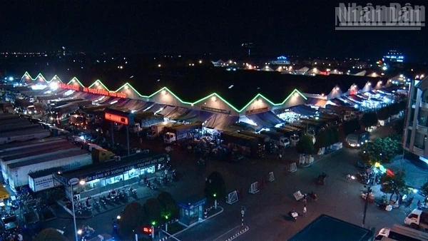 Chợ đầu mối nông sản thực phẩm Thủ Đức hoạt động tấp nập về đêm.