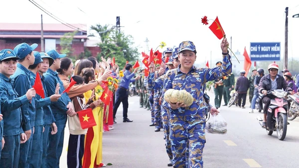 Người dân đứng bên đường lưu luyến chia tay bộ đội sau khi hoàn thành xuất sắc “Chiến dịch Quang Trung”. (Ảnh PHÚC THẮNG)