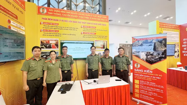 Trưng bày giới thiệu Phần mềm "Quản lý vụ việc liên quan xuất nhập cảnh và người nước ngoài” tại Hội nghị Chuyển đổi số lần thứ tư trong lực lượng Công an nhân dân.