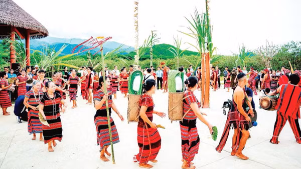 Tái hiện lễ hội Aza (mừng lúa mới) của người Pa Cô, Tà Ôi tại A Lưới.