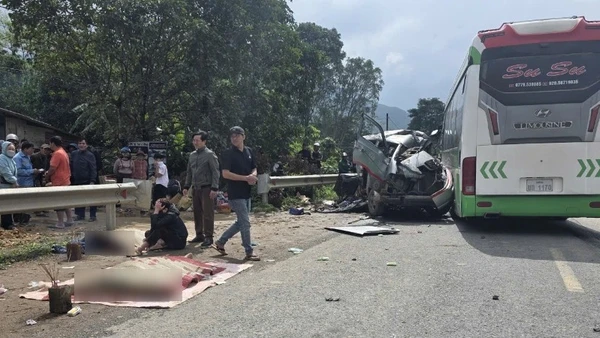 Hiện trường vụ tai nạn nghiêm trọng khiến 2 người tử vong, 3 người bị thương.