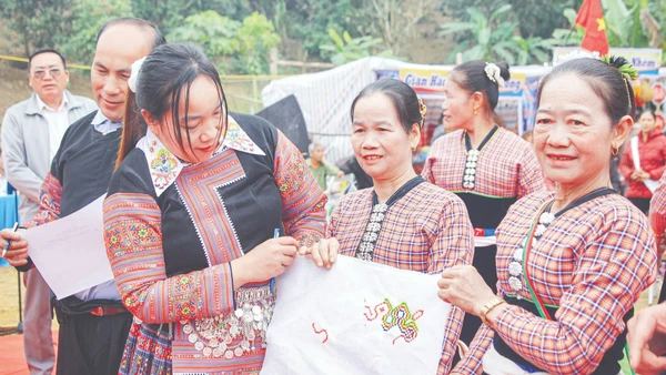 Chấm thi thêu hoa văn trên vải tại Lễ hội Tết cổ truyền dân tộc H'Mông ở xã Chiềng Sại, tỉnh Sơn La. (Ảnh: LÒ THÁI)