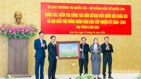 Đồng chí Lê Minh Hoan trao bức tranh kỷ niệm tặng tỉnh Lào Cai. (Ảnh: THANH SƠN)