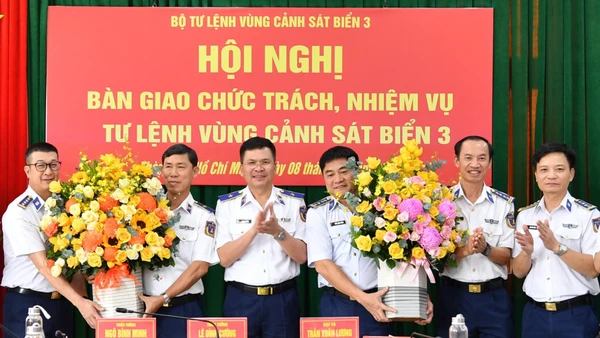 Đồng chí Tư lệnh Cảnh sát biển Việt Nam chúc mừng Thiếu tướng Ngô Bình Minh và Đại tá Trần Xuân Lương.