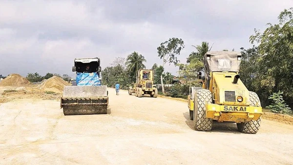 Thi công nút giao đường bộ ven biển qua xã Tân Tiến với tuyến đường đến khu công nghiệp Bỉm Sơn, tỉnh Thanh Hóa.