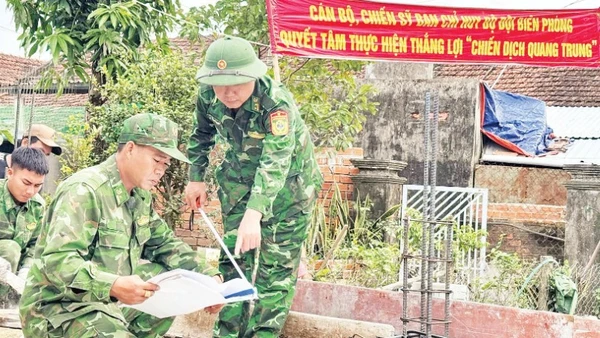 Cán bộ, chiến sĩ Ban Chỉ huy Bộ đội Biên phòng tỉnh Đắk Lắk xây nhà trong “Chiến dịch Quang Trung”.