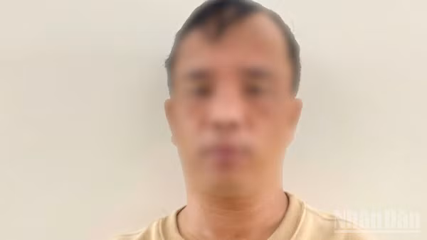 Cơ quan công an đã tống đạt các quyết định khởi tố vụ án, khởi tố bị can và lệnh cấm đi khỏi nơi cư trú đối với T.Q.V để tiếp tục điều tra, xử lý theo quy định.