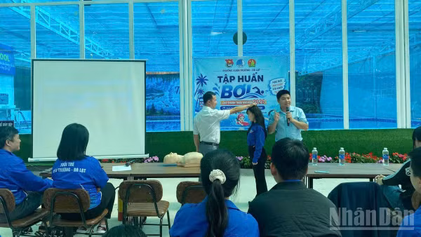 Tại lớp tập huấn, thanh thiếu nhi phường Xuân Trường-Đà Lạt (Lâm Đồng) được trang bị kiến thức, kỹ năng phòng, chống đuối nước và sơ cấp cứu khi gặp tình huống đuối nước.