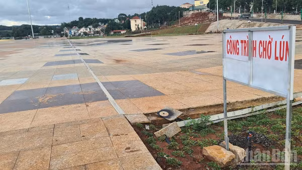 Quảng trường trung tâm Gia Nghĩa lún sau hơn một tuần khánh thành và đưa vào sử dụng. Chủ đầu tư cắm bảng công trình chờ lún. 