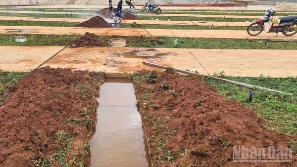 Sụt lún ở Quảng trường trung tâm Gia Nghĩa đang diễn biến phức tạp, xuất hiện nhiều vị trí mới, đơn vị thi công đang gấp rút thực hiện các giải pháp hạn chế sụt lún.