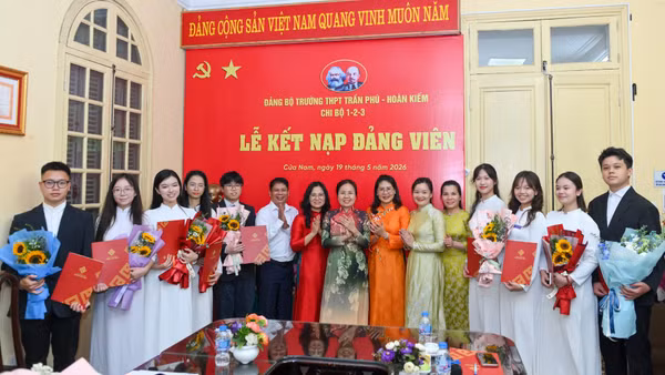Các đại biểu chúc mừng chín đảng viên mới.