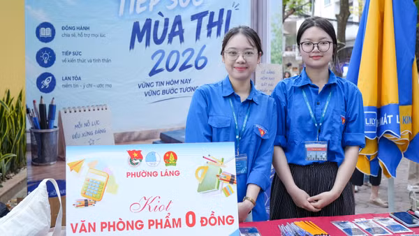 Sáng sớm, hàng nghìn đoàn viên, thanh niên Thủ đô đã có mặt tại các điểm thi, sẵn sàng cho một ngày hoạt động cao điểm "Tiếp sức mùa thi".